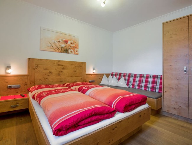 Schlafzimmer mit Doppelbett und Schlafcouch