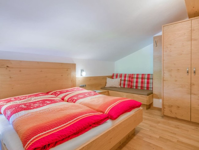 Schlafzimmer mit Doppelbett und Couch