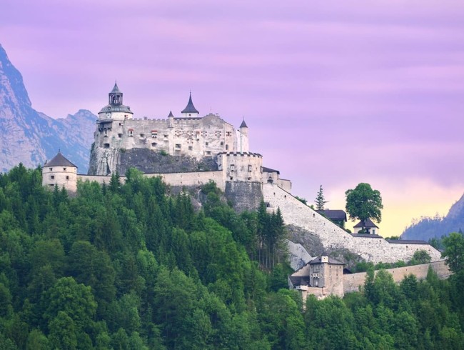 Erlebnisburg Hohenwerfen mit Landesfalknereimuseum und Greifvogelschau © Shutterstock